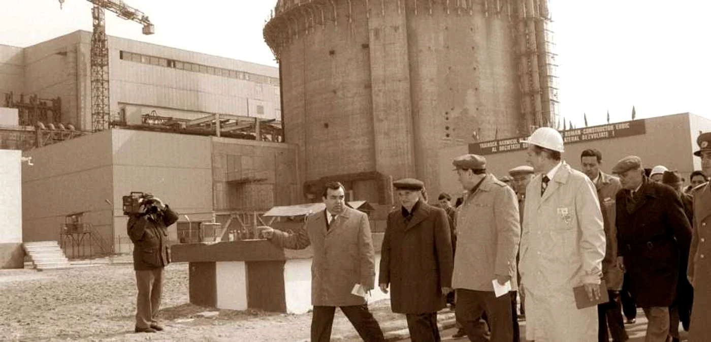 Ceauşescu în „vizită de lucru“ pe şantierul centralei de la Cernavodă Arhivă