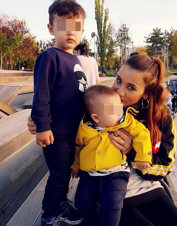Claudia, alături de cei doi băieți ai ei, Gabriel și Nicholas