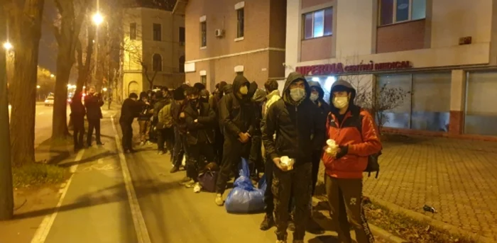 Migranţi au fost evacuaţi dintr-o casă abandonată FOTO Pressalert.ro