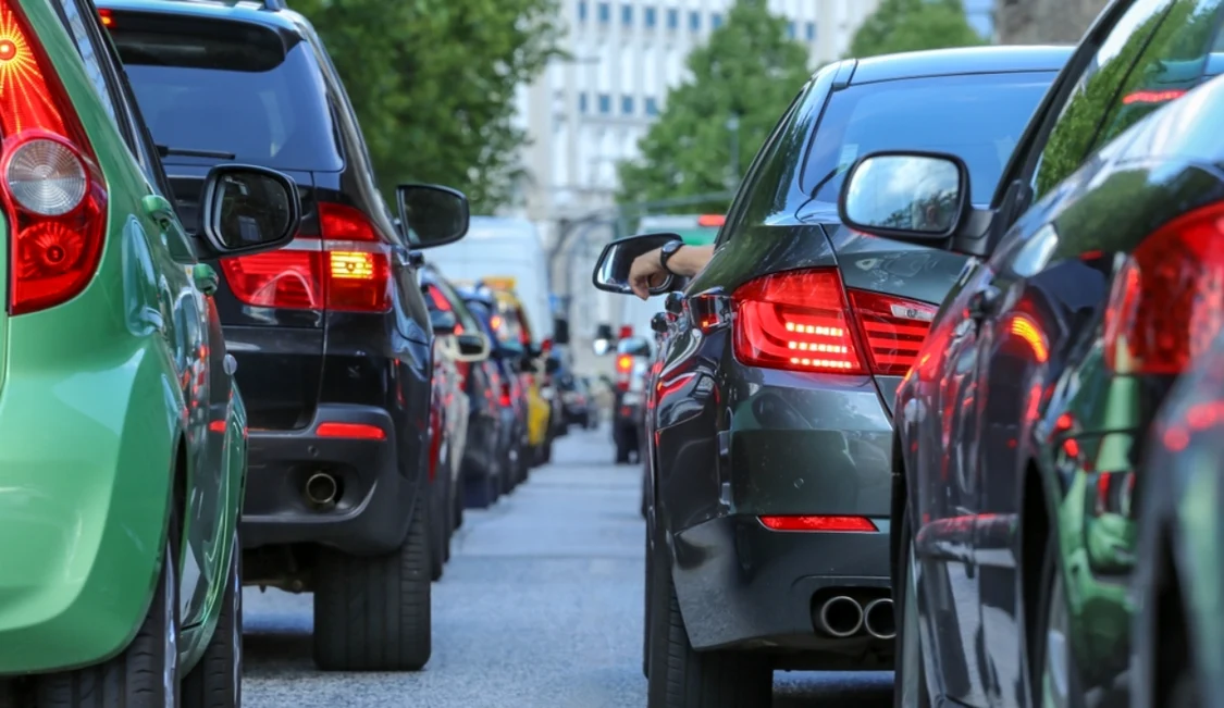 Cum se formează în trafic culoarul de salvare / foto: Shutterstock