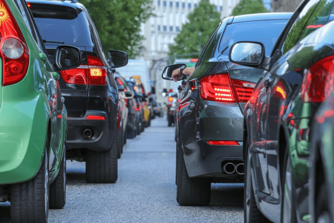 „Comoditatea mașinii personale e de fapt masochism și barosăneală”. Dezbaterea virală despre traficul din București