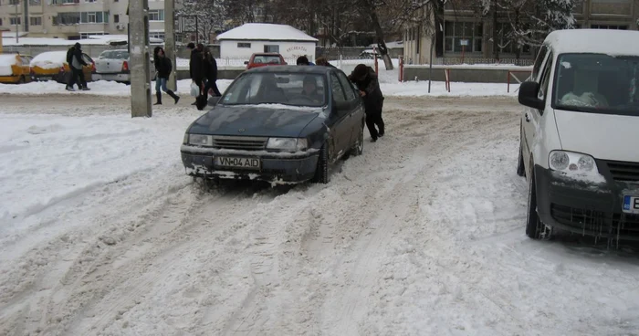 În a patra zi de ninsoare, focşănenii încă se împotmolesc cu maşinile pe străzi.