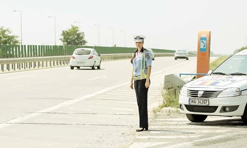 Elicopterul  supraveghează traficul de pe  principalele drumuri  care ies din Capitală jpeg