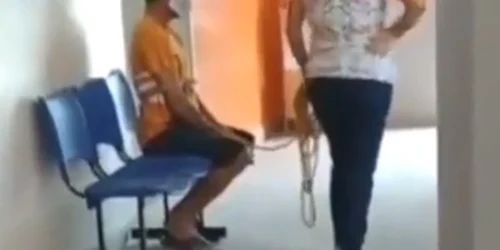 barbat dus cu forta la centrul de vaccinare foto captura de ecran
