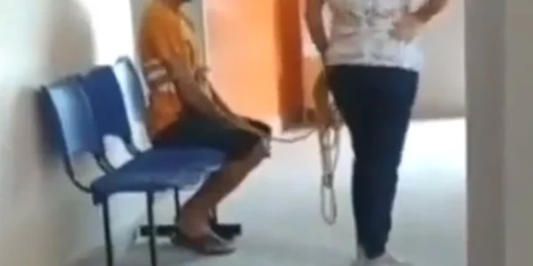 barbat dus cu forta la centrul de vaccinare foto captura de ecran