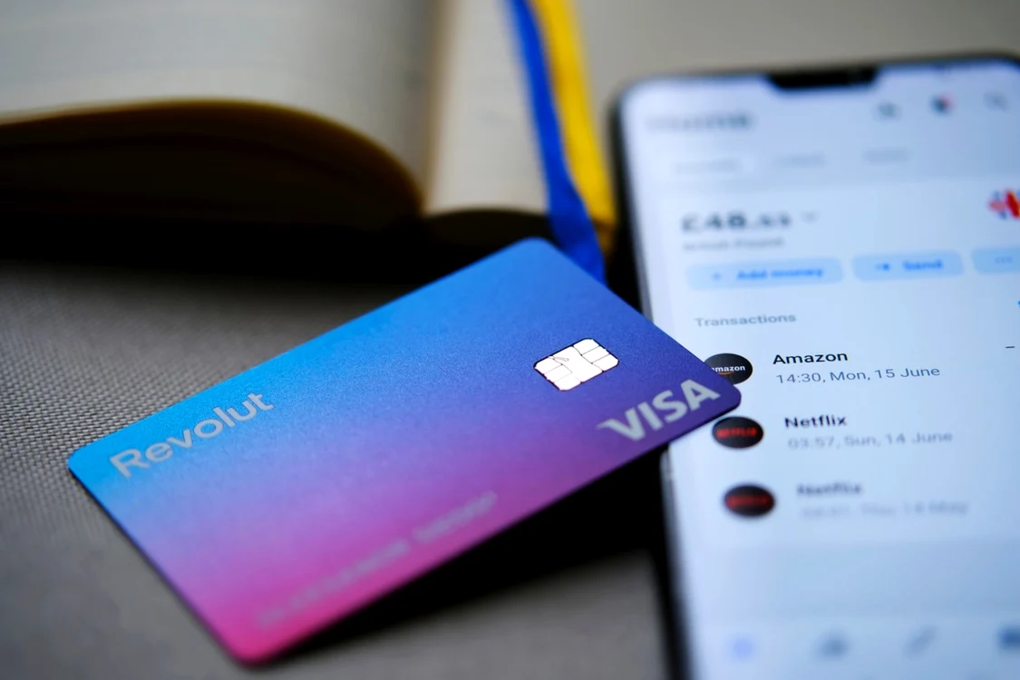 Un card Revolut așezat lângă un telefon