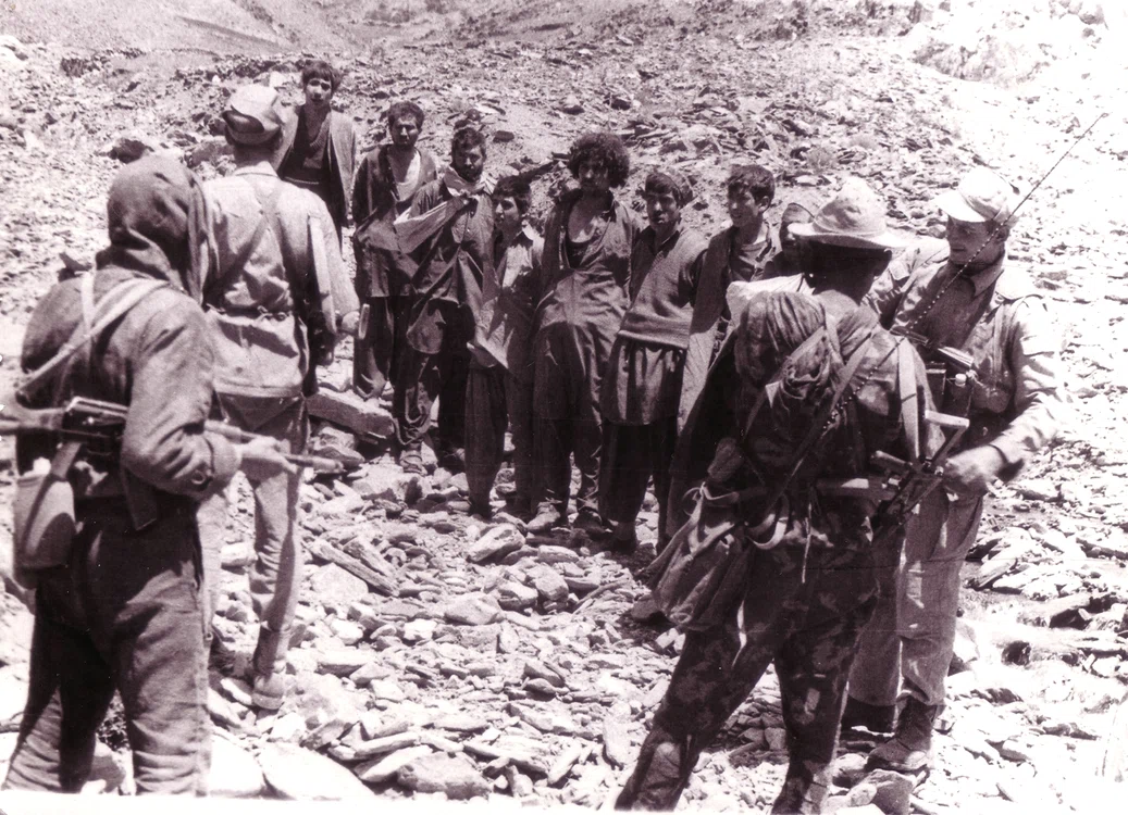Soldații ruși luând prizonieri în Afganistan FOTO wikipedia
