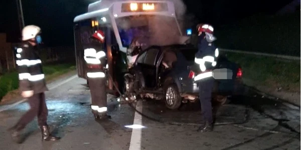 Accident urmat de un incendiu în Râmnicu Vâlcea pe DN 67 - cinci victime în urma coliziunii dintre o maşină şi un autobuz la Copăcelu Foto Adevărul