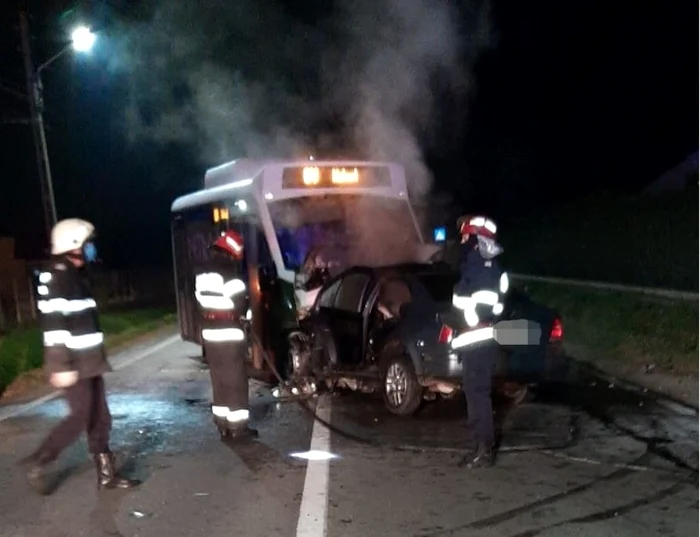 Un autobuz a luat foc şi cinci persoane au fost rănite în urma coliziunii cu un autoturism în Râmnicu Vâlcea, pe DN 67, Foto Adevărul