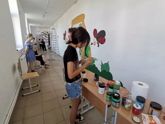 S-a lucrat aproape o vară întreagă pentru a transforma pereții într-o lume de basm FOTO: A. Mitran