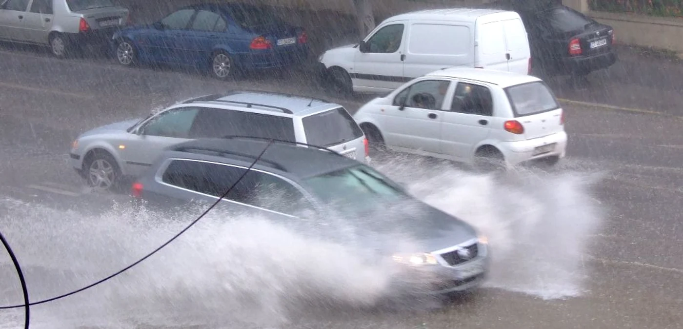Vizibilitate scăzută din cauza ploii FOTO Adevărul