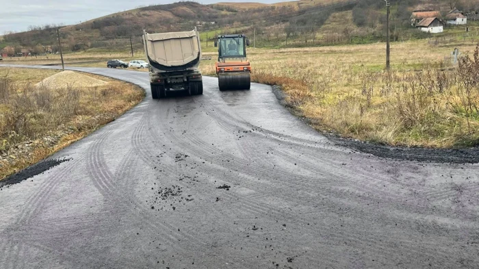 Utilajele continuă lucrările de asflatare a drumului de 8 km. Foto: CJ Alba