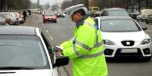 Poliţiştii i-au sancţionat pe şoferii care au încălcat legea