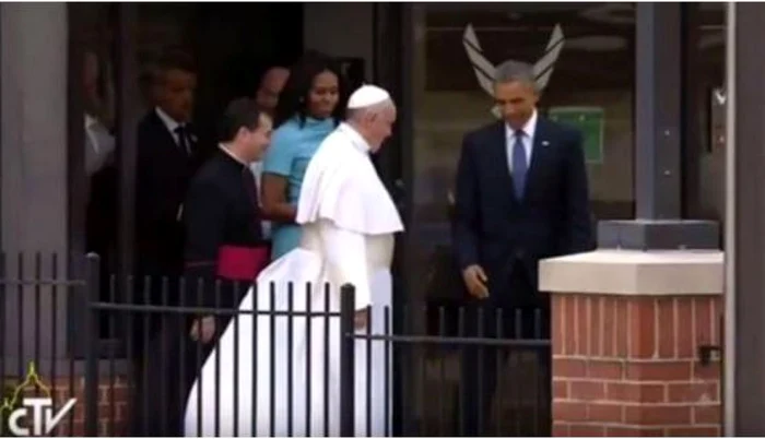 Barack Obama părea că are coarne în timp ce-l însoţea pe Papa Francisc FOTO Twitter