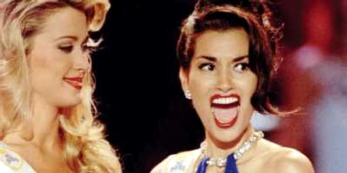 Brook (dreapta) a fost încoronată de predecesoarea ei, Alicia Machado