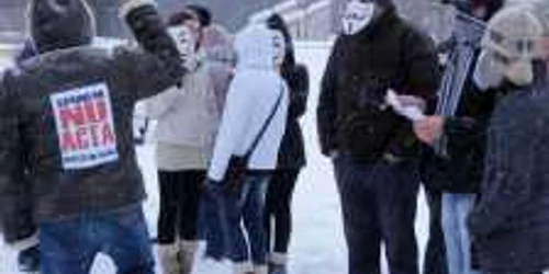 Participanții la cele două proteste anterioare de la Slatina au purtat măşti de hârtie inspirate din filmul-cult “V for Vendetta”