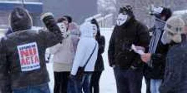 Participanții la cele două proteste anterioare de la Slatina au purtat măşti de hârtie inspirate din filmul-cult “V for Vendetta”