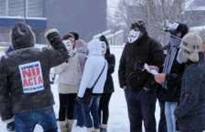 Participanții la cele două proteste anterioare de la Slatina au purtat măşti de hârtie inspirate din filmul-cult “V for Vendetta”