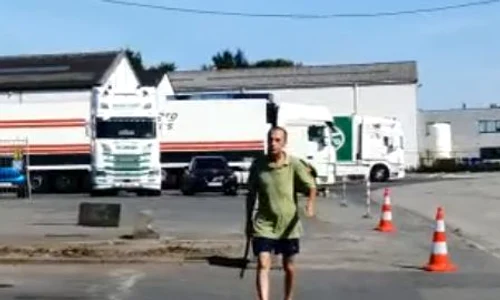 Bărbatul i a amenințat și pe martorii la incident jpeg