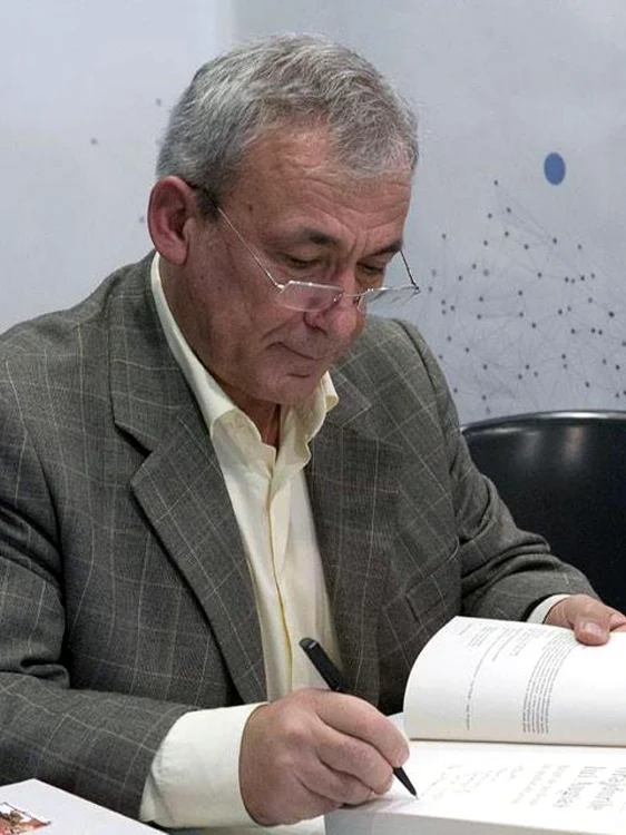 Dan Pavel lansează „Războaiele neterminate din era Facebook”                            FOTO: Polirom