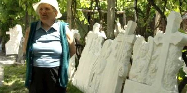 Hunedoara: Crucile morţilor ţin în viaţă economia locală