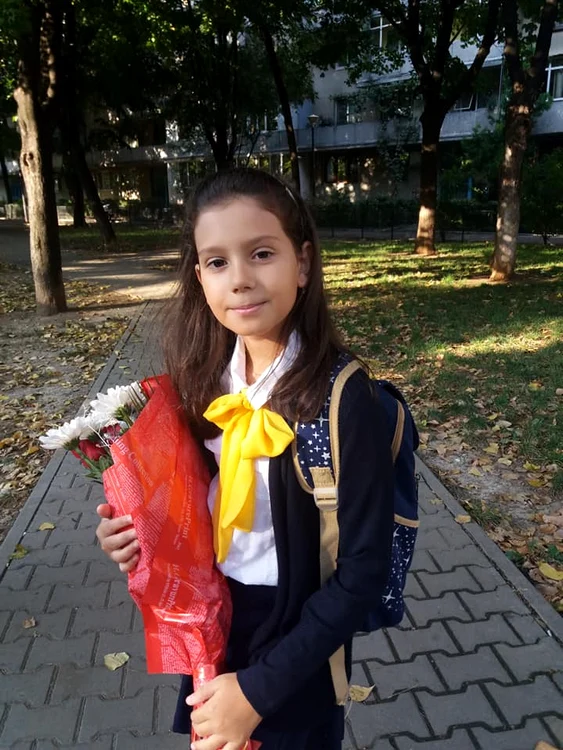 Amalia a fost cam somnoroasă în prima zi de școală. Se învățase să doarmă mai mult în vacanță
