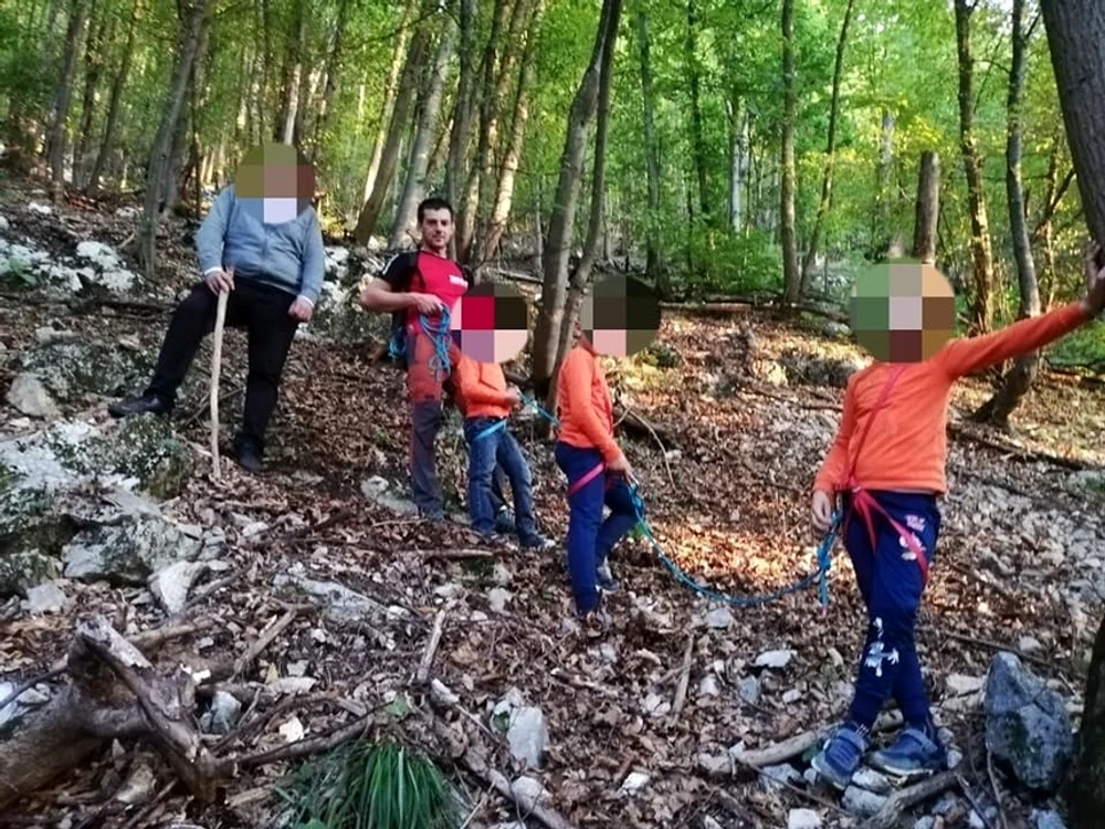 Un bărbat şi trei copii au fost recuperaţi de salvamontişti, marţi, de pe Tâmpa unde au rămas blocaţifoto: Salvamont Brașov