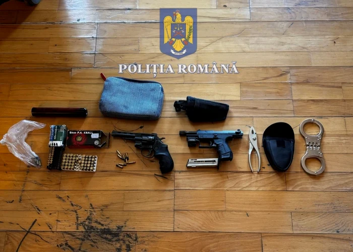 Arme și muniție găsite în locuința unui bărbat, reținut de polițiști. FOTO: Poliția Română