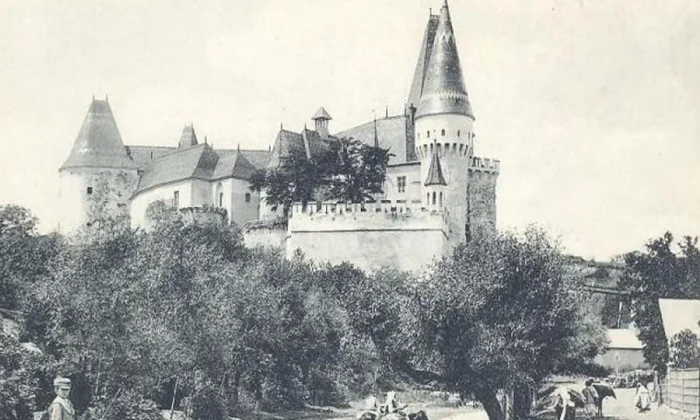 Cum a fost refăcut Castelul Corvinilor în secolul al XIX lea  Nicolae Iorga: „E ca şi cum ai îmbrăca în rochie de bal scheletul unei împărătese moarte demult“ jpeg
