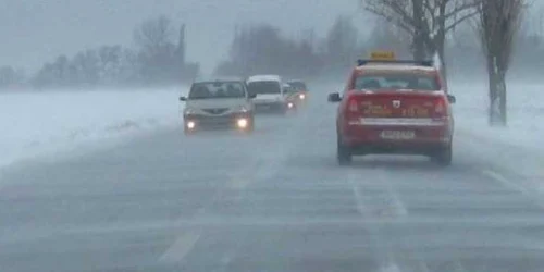 Pe drumurile naționale se circulă în condiții de iarnă. 