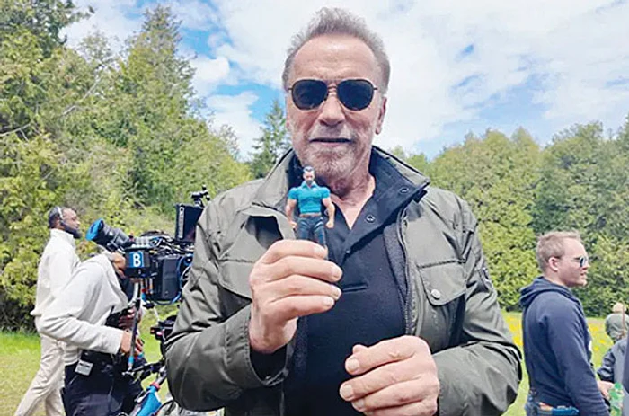 Arnold Schwarzenegger, cu figurina normală de 10 cm. SURSĂ FOTO: Guinness World Records