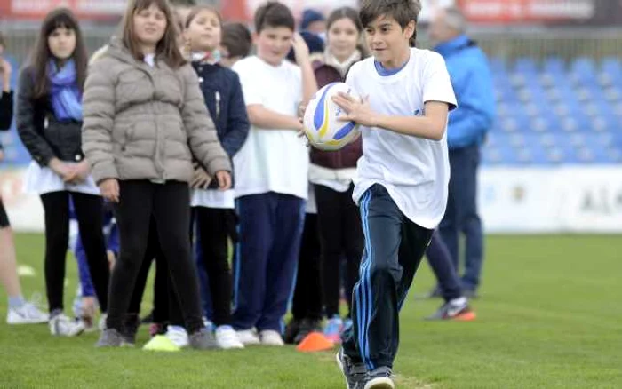 Şcoala altfel a reprezentat pentru elevii unei şcoli din Bucureşti iniţierea în rugby. FOTO: Cosmin Iftode