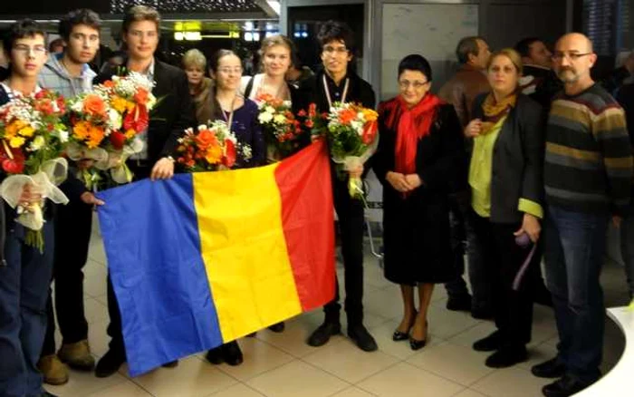 Lotul olimpic român de juniori la Ştiinţe, la întoarcerea din Teheran FOTO: Ministerul Educaţiei