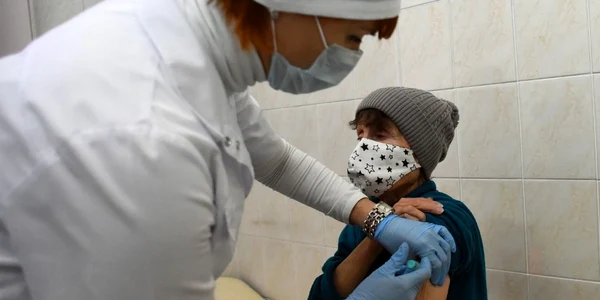 vaccinare sankt petersburg rusia oameni fara adapost foto Olga MALTSEVA / AFP