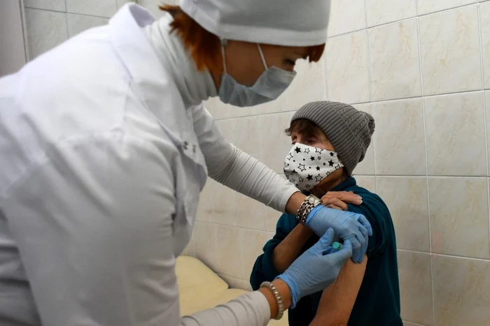 Vaccinare în Sankt Petersburg a oamenilor fără adăppst/  FOTO Olga MALTSEVA / AFP