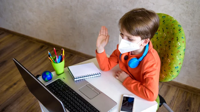 
    Elevii din 28 de școli buureștene învață online Foto: Digi24  