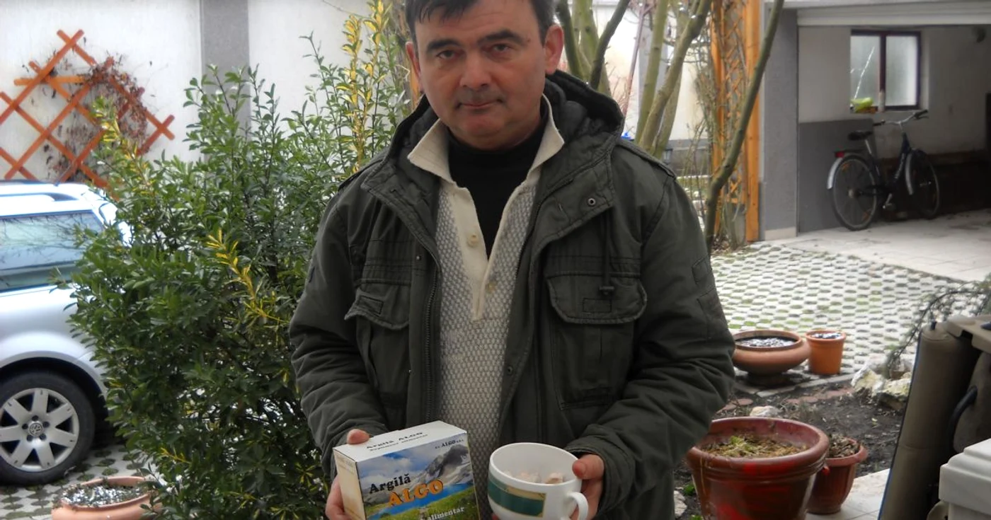  Mircea Bocan este convins că argila pe care o aduce din Asia are proprietăţi curative deosebite