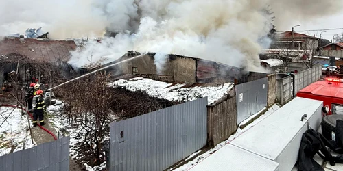 Incendiu puternic la mai multe case din Sectorul 5. Un bărbat imobilizat la pat și o femeie căreia i se făcuse rău au fost evacuați FOTO: ISU B