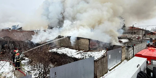 Incendiu puternic la mai multe case din Sectorul 5. Un bărbat imobilizat la pat și o femeie căreia i se făcuse rău au fost evacuați FOTO: ISU B