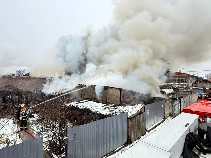 Un incendiu de amploare a izbucnit la mai multe case. FOTO: ISU București