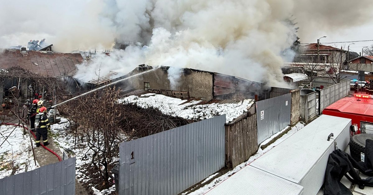 Incendiu devastator în Sectorul 5: o persoană imobilizată și o femeie salvată din case.