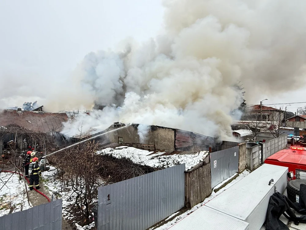 Incendiu puternic la mai multe case din Sectorul 5. Un bărbat imobilizat la pat și o femeie căreia i se făcuse rău au fost evacuați