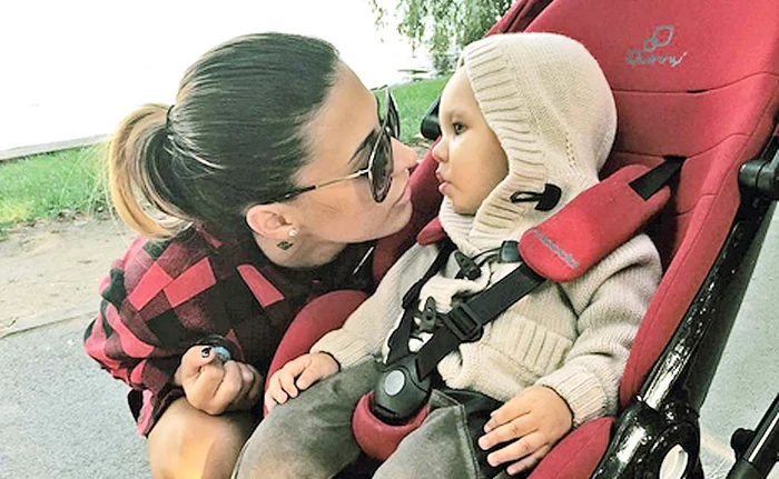 
    Antonia: Fiul ei, Dominic,  se plimbă cu un “vehicul” marca Quinny Buzz, de 2.500 lei  