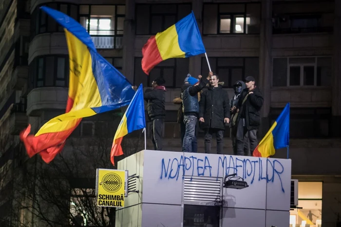 Protestatari aflaţi în Piaţa Victoriei la începutul lunii februarie. FOTO Radu Popovici