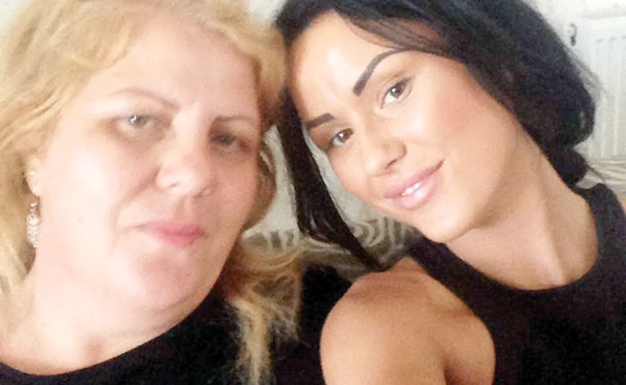 Ieri, Daniela Crudu l-a vizitat pe medicul Vitalie Stan pentru a scăpa de firele şi de bandajele de la nas şi guşăFoto: CAPS/Arhivă personală