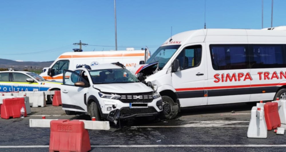 Accident cu opt răniţi în Vrancea, după coliziunea dintre un microbuz cu pasageri şi un autoturism