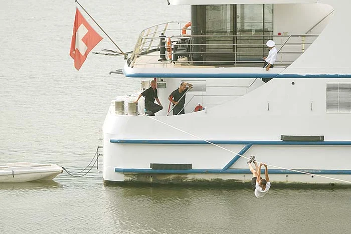 Personalul de pe ambarcațiunea  de lux ajunge la mal pe frânghie