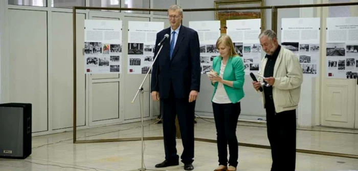 Ambasadorul Germaniei în Republica Moldova Matthias Mayer şi diretorul Muzeului de Istorie, Eugen Sava, la inaugurarea expoziţiei. FOTO Dan Guţu/ IPN