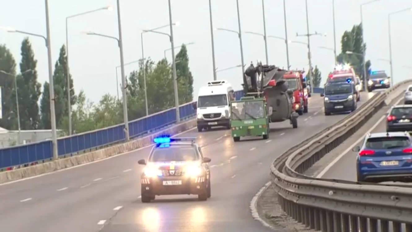 
    Aeronava este tractată cu ajutorul unui vehicul folosit pe aeroporturifoto: Digi24  