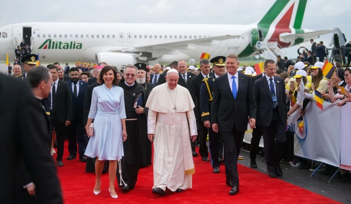 12 carmen iohannis rochie papa francisc in romania 4 jpg jpeg